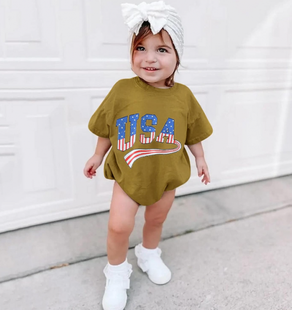 Baju bayi dengan desain aksara atau huruf-huruf ABC